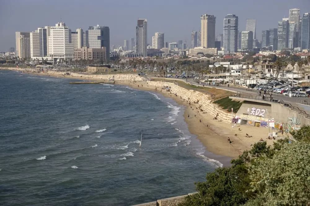 "ردًا على المجازر".. القسام تقصف تل أبيب