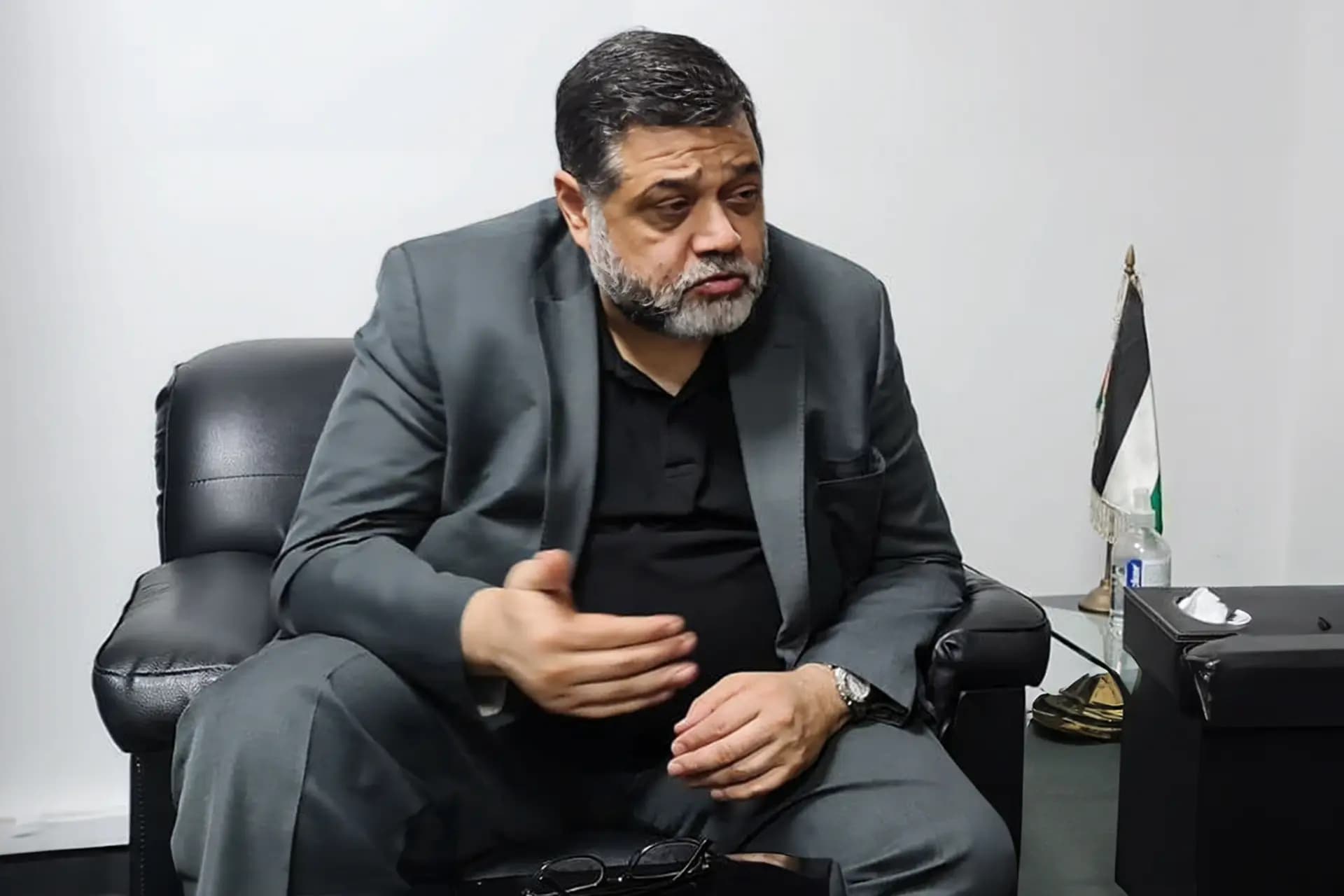 حمدان ينفي ما تروج له وسائل الإعلام عن السنـ.ـوار
