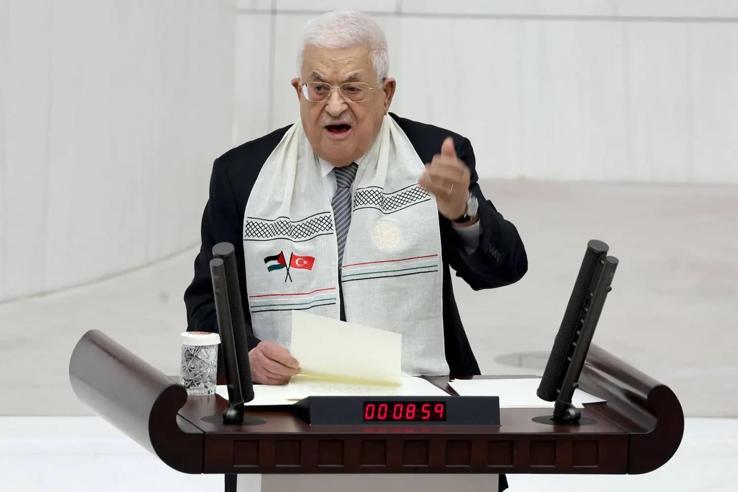 عباس من تركيا: قررت الذهاب إلى غزة مع القيادة الفلسطينية