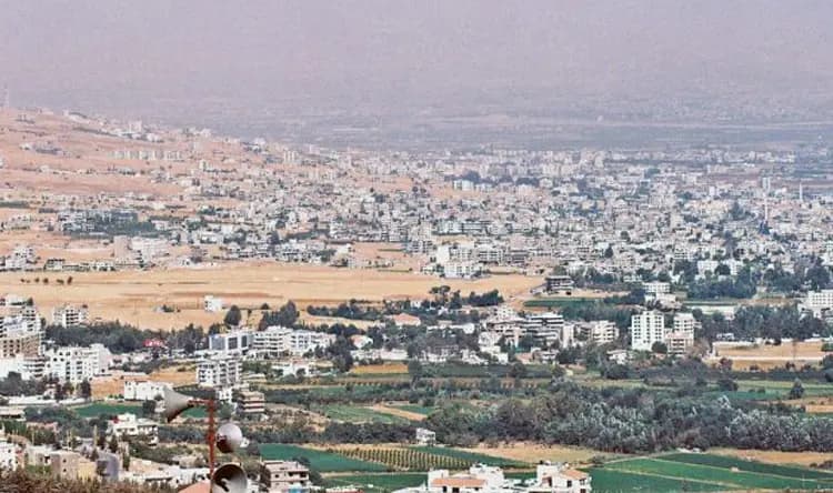 بالصور.. أصحاب "التكاتك" يقفلون مستديرة شتورة احتجاجا