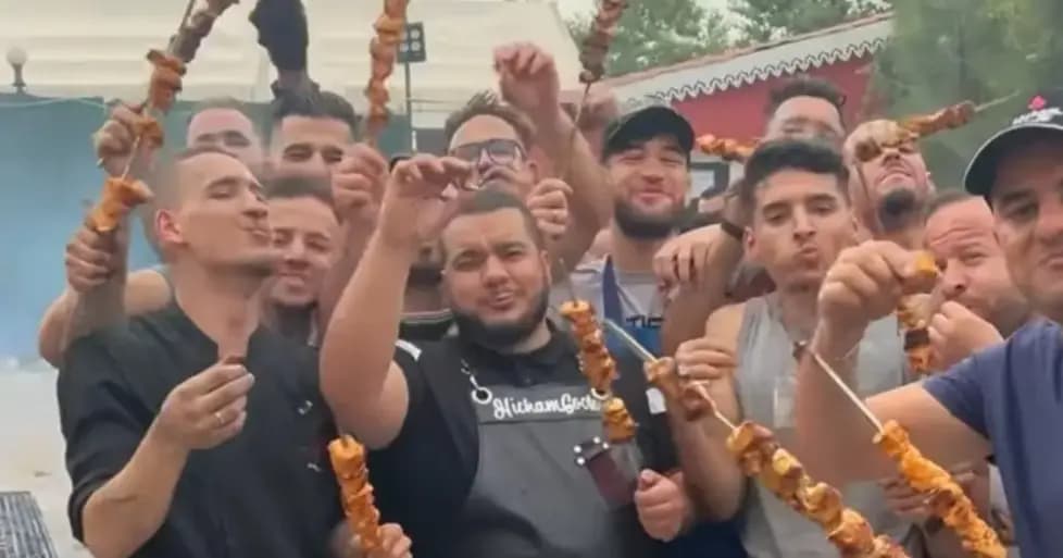 بعد حريق هائل.. طباخ جزائري مشهور يقيم حفلة شواء على أنقاض مطعمه