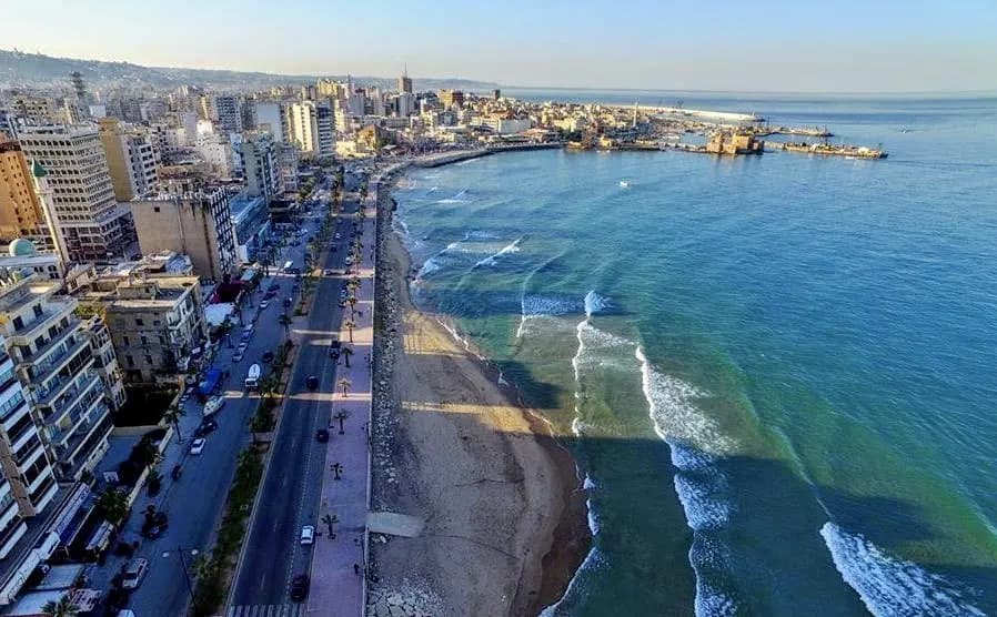 الغارات الصهيونية تستهدف سيارة في صيدا