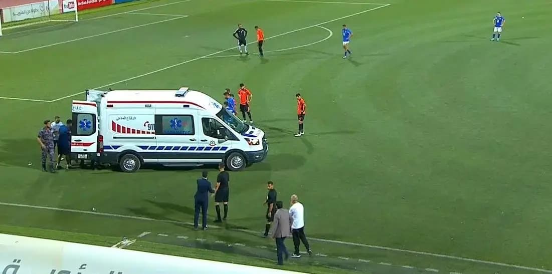 لاعب "يبلع لسانه" في الملعب!