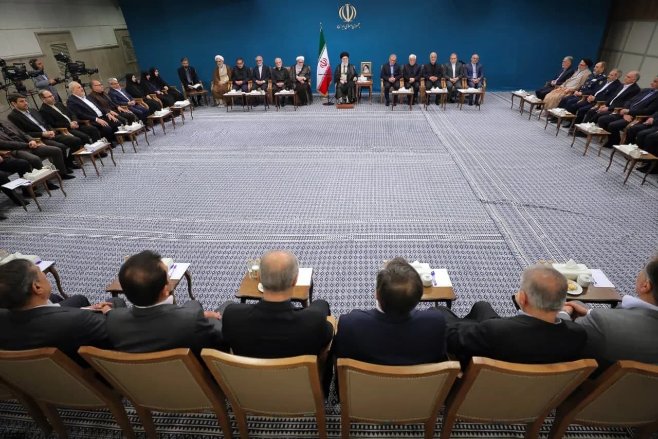 السيد الخامنئي لأعضاء الحكومة الجديدة: لا تعقدوا الأمل على الأعداء