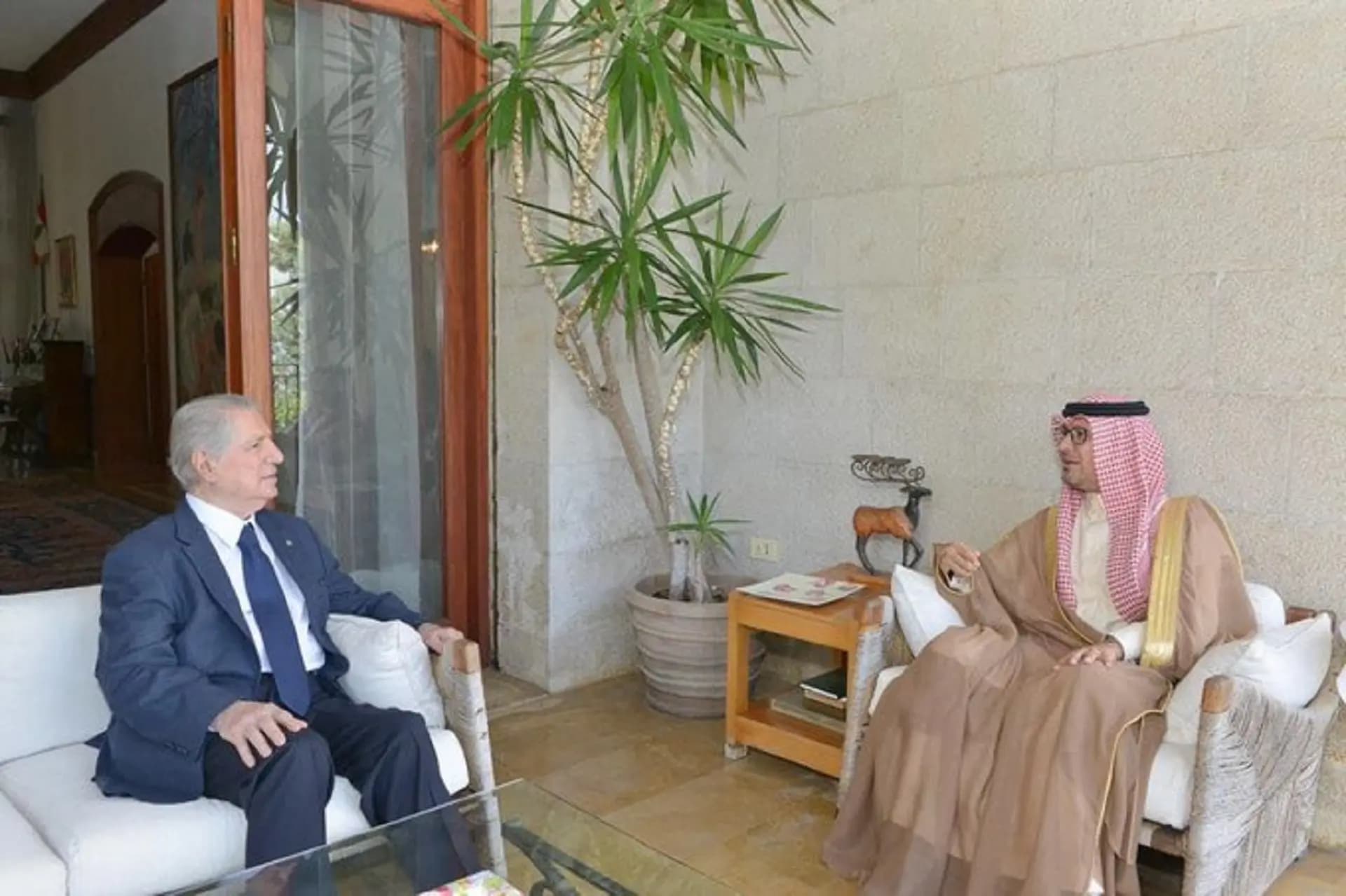 بخاري يزور الرئيس الجميل