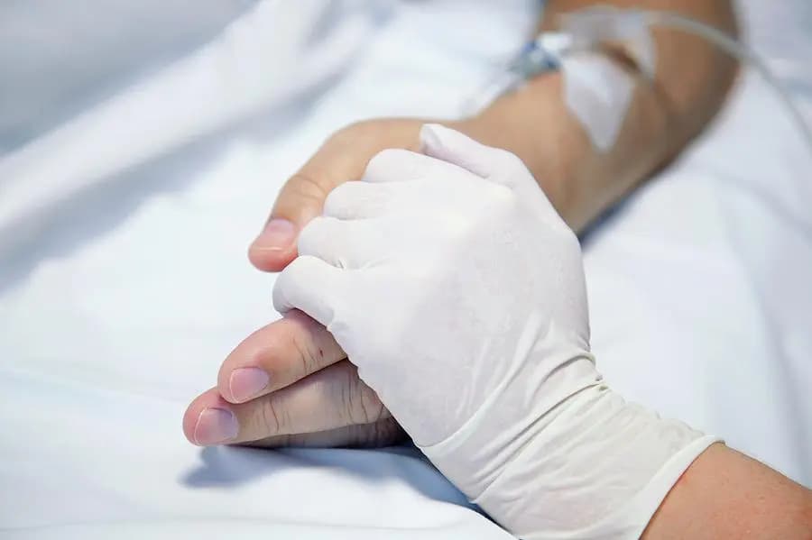وفاة مذيعة بعد صراع مع "الخبيث"
