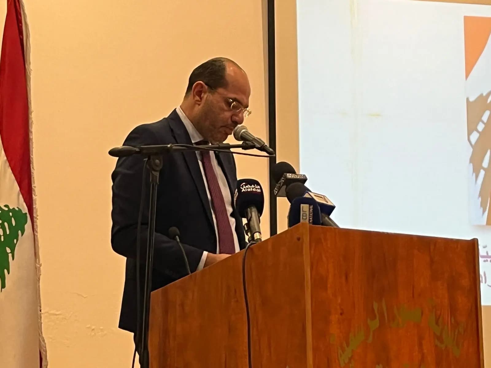 "منحة لطلّاب الجنوب النّازحينَ".. مراد يُطلق صرخة لمواجهة التّحديات التي تنتظر العام الدراسي