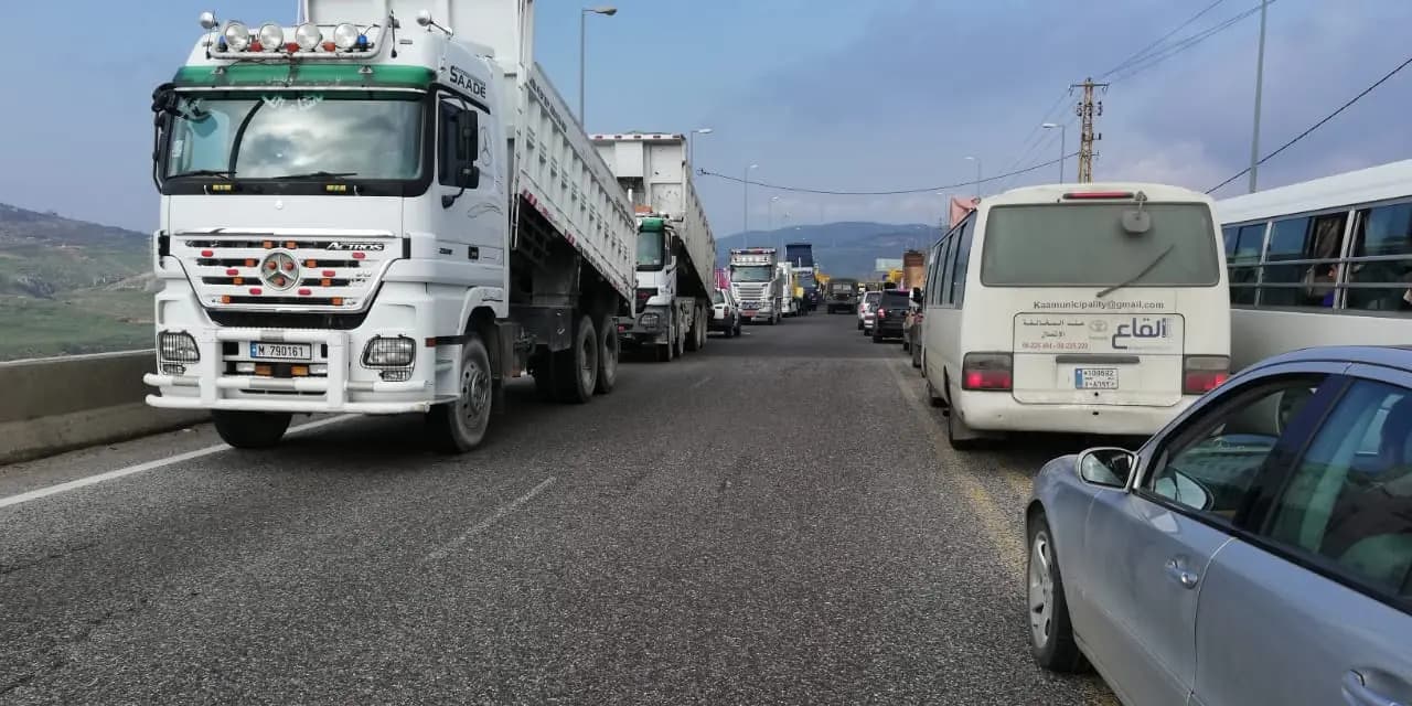 بدءًا من صباح الإثنين".. توقيت جديد لسير الشاحنات على طريق ضهر البيدر