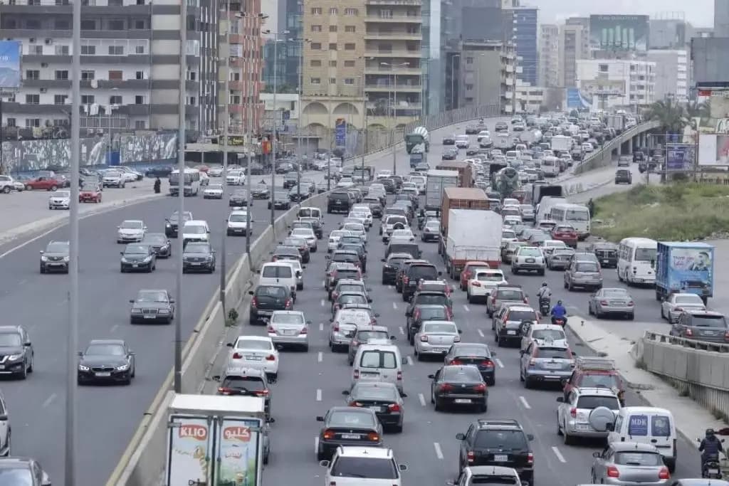 "على هذا الاوتوستراد".. حادث اصطدام بين "فان" و شاحنة "بيبسي"