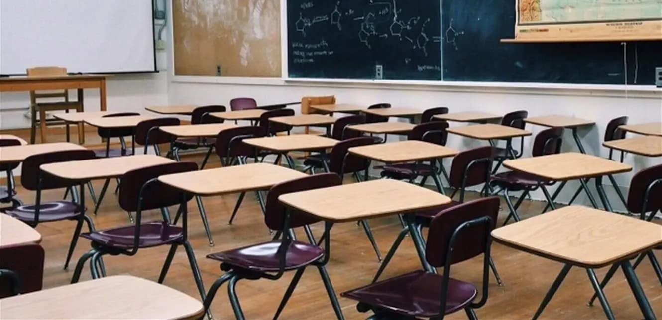 "شارب" يحول دون التحاق تلميذ بمدرسته.. والوالدة تناشد!