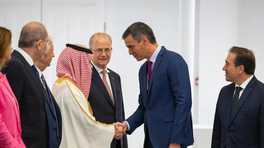 رئيس وزراء إسبانيا يستقبل وفد لجنة القمة العربية الإسلامية بشأن غزة