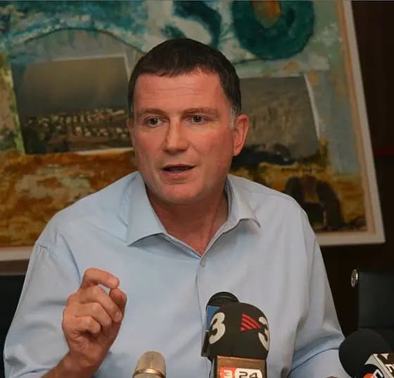 متظاهرون يطاردون عضو كنيست ضد صفقة تبادل الأسرى