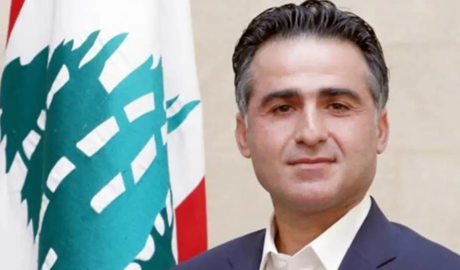 حميه يعطي توجيهاته بتفريغ السفن وإخراج البضائع من المرافىء