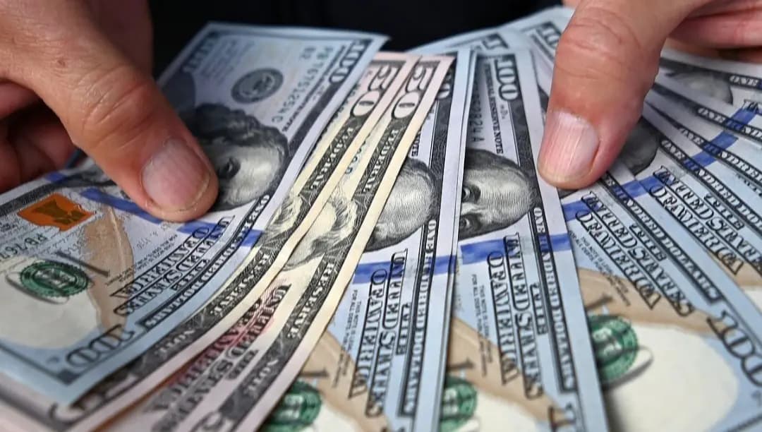 الدولار ينخفض... كم بلغ مساء اليوم؟