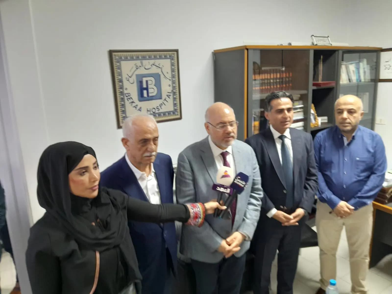 "متفقدا أوضاع الجرحى".. الأبيض يجول على عدة مستشفيات في البقاع