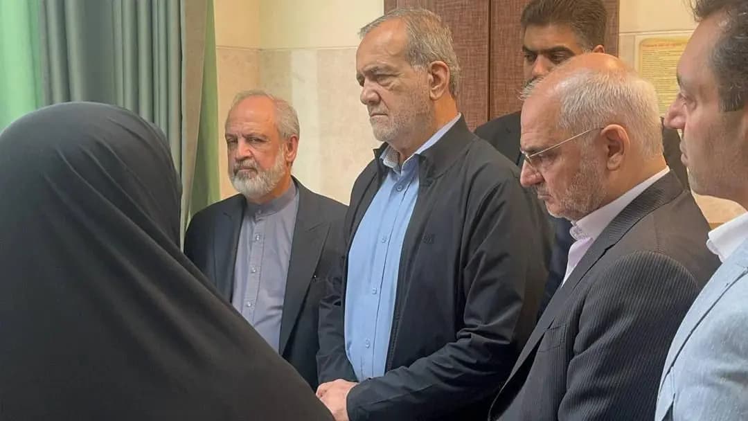 الرئيس الإيراني يزور جرحى تفجيرات أجهزة الاتصال