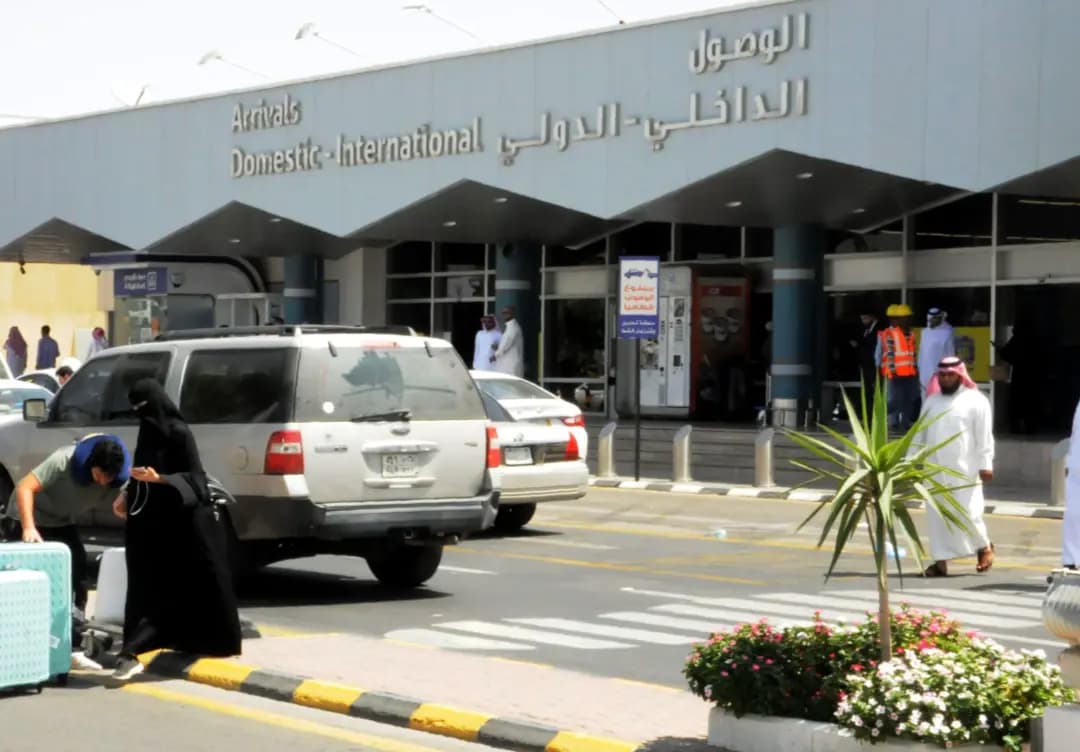 توقف العمل بمطار أبها السعودي بعد قصف صاروخي بالستي طال منطقة خميس مشيط