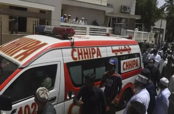 انفجار سيارة مرافقة لموكب السفير الروسي في باكستان