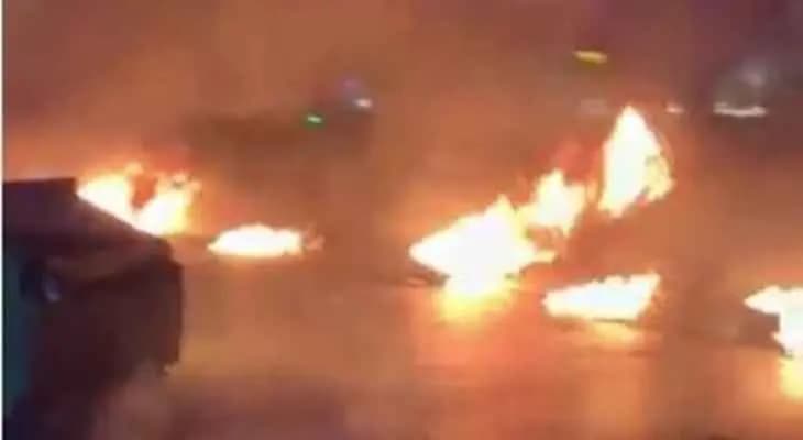 محتجون في طرابلس يقطعون طريق البوليفار بالمستوعبات والإطارات المشتعلة احتجاجاً على تردي الأوضاع المعيشية