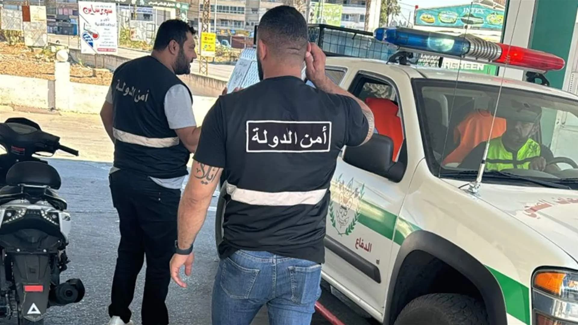 في الجنوب.. عناصر أمن الدولة يقومون بتعبئة المحروقات