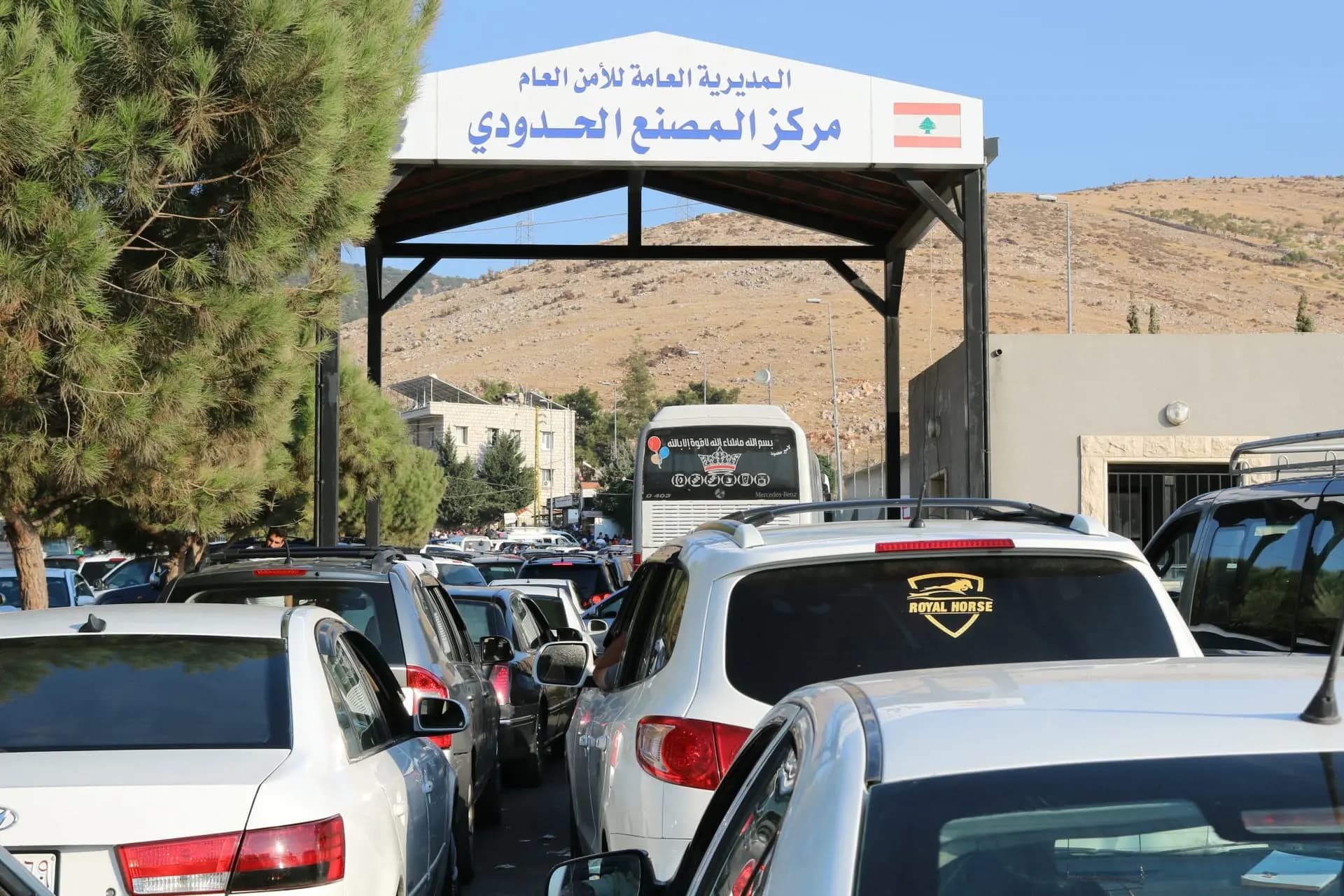 "فرانس برس": من لبنان إلى سوريا.. عبور أكثر من 30 ألف شخص الحدود