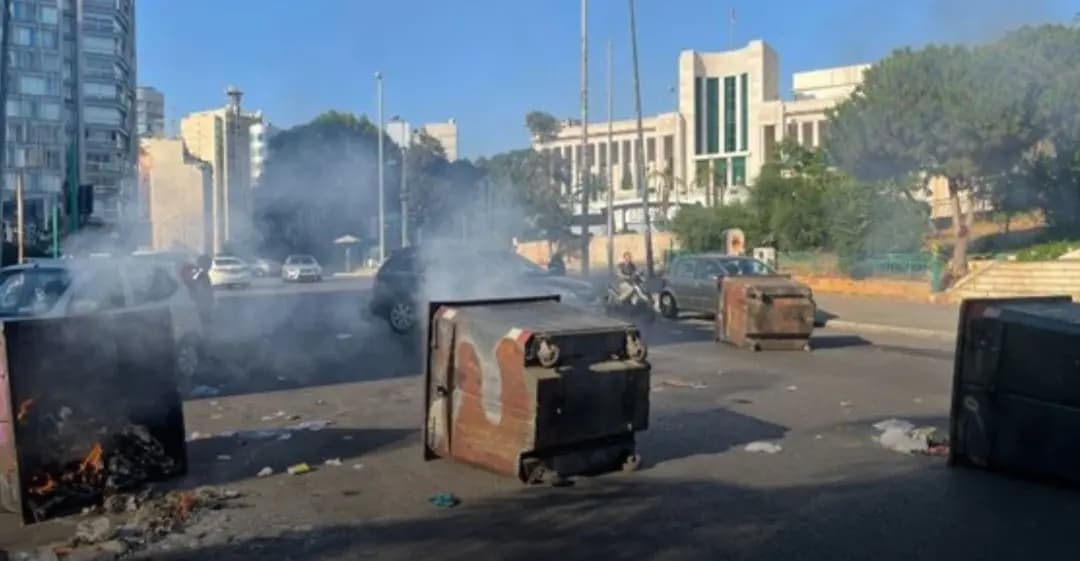 محتجون يقطعون الطريق بمستوعبات النفايات عند تقاطع فردان أمام دار الطائفة الدرزية