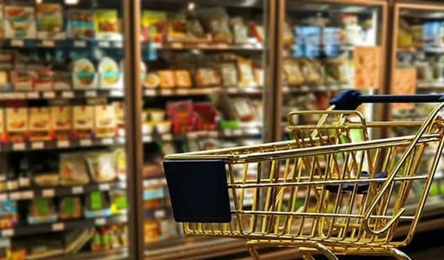 بعد استهداف طريق المصنع.. ما مصير الإمدادات الغذائية؟