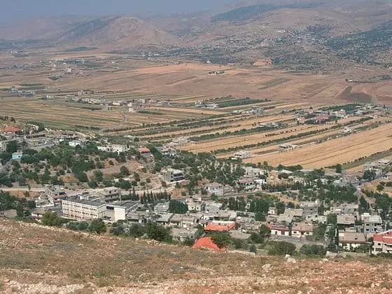 بالصور.. العدو يستهدف منزلًا في بلدة الرفيد