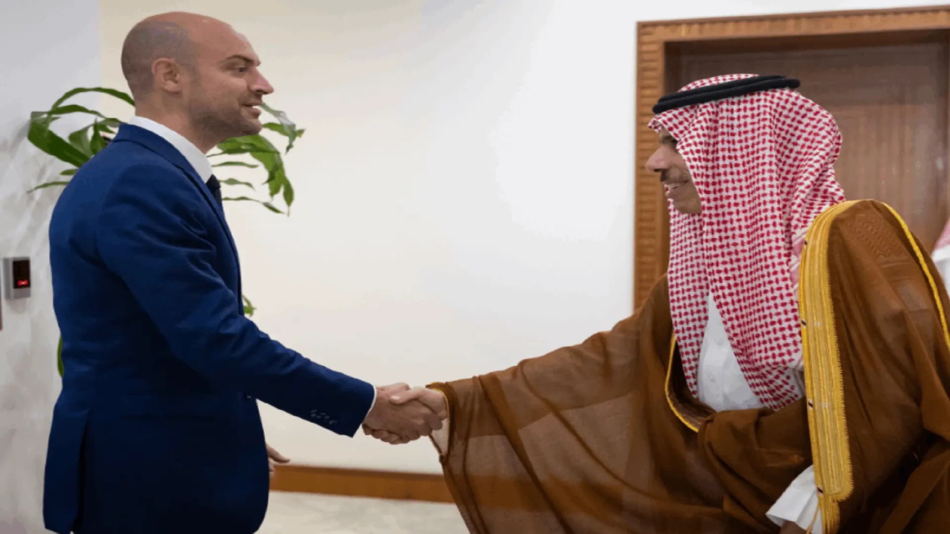 وزير الخارجية السعودي يستقبل نظيره الفرنسي.. وهذا ما جرى بحثه