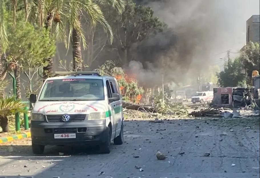العدو يواصل اعتـ.ـداءاته في الجنوب.. ويستهدف مركزًا للهيئة الصحية