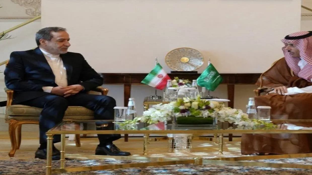 "لتطوير العلاقات".. بن فرحان يستقبل نظيره الإيراني