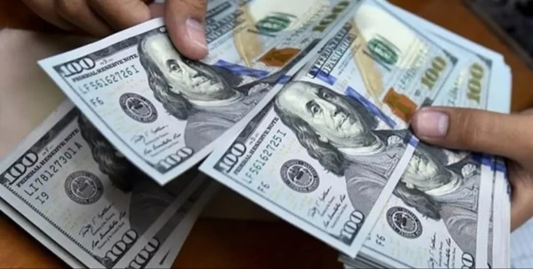 كم بلغ سعر الدولار في السوق السوداء صباح اليوم؟