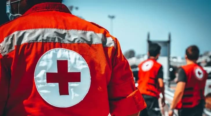 جراء اعتداءات العدو.. إصابة مسعفين في الصليب الأحمر