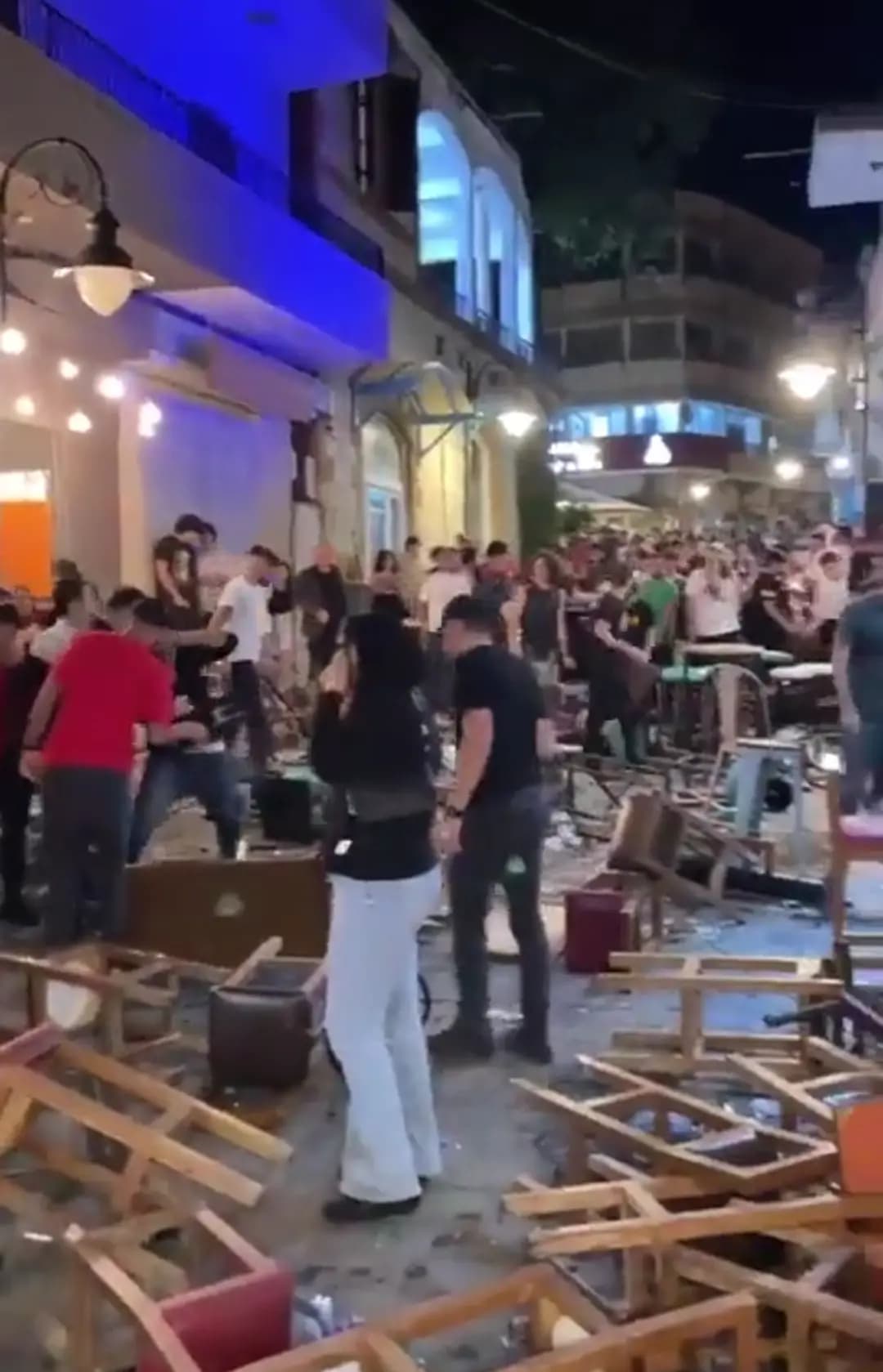 بالصورة- آثار الإشكال الذي حصل ليل أمس في ميدان إهدن وأسفر عنه تضاربٌ بالكراسي والطاولات وتخريب المطاعم وسقوط جرحى