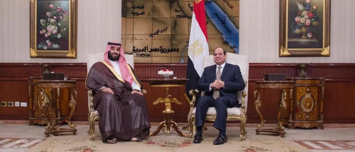 "لتعزيز العلاقات".. ولي العهد السعودي يصل إلى مصر