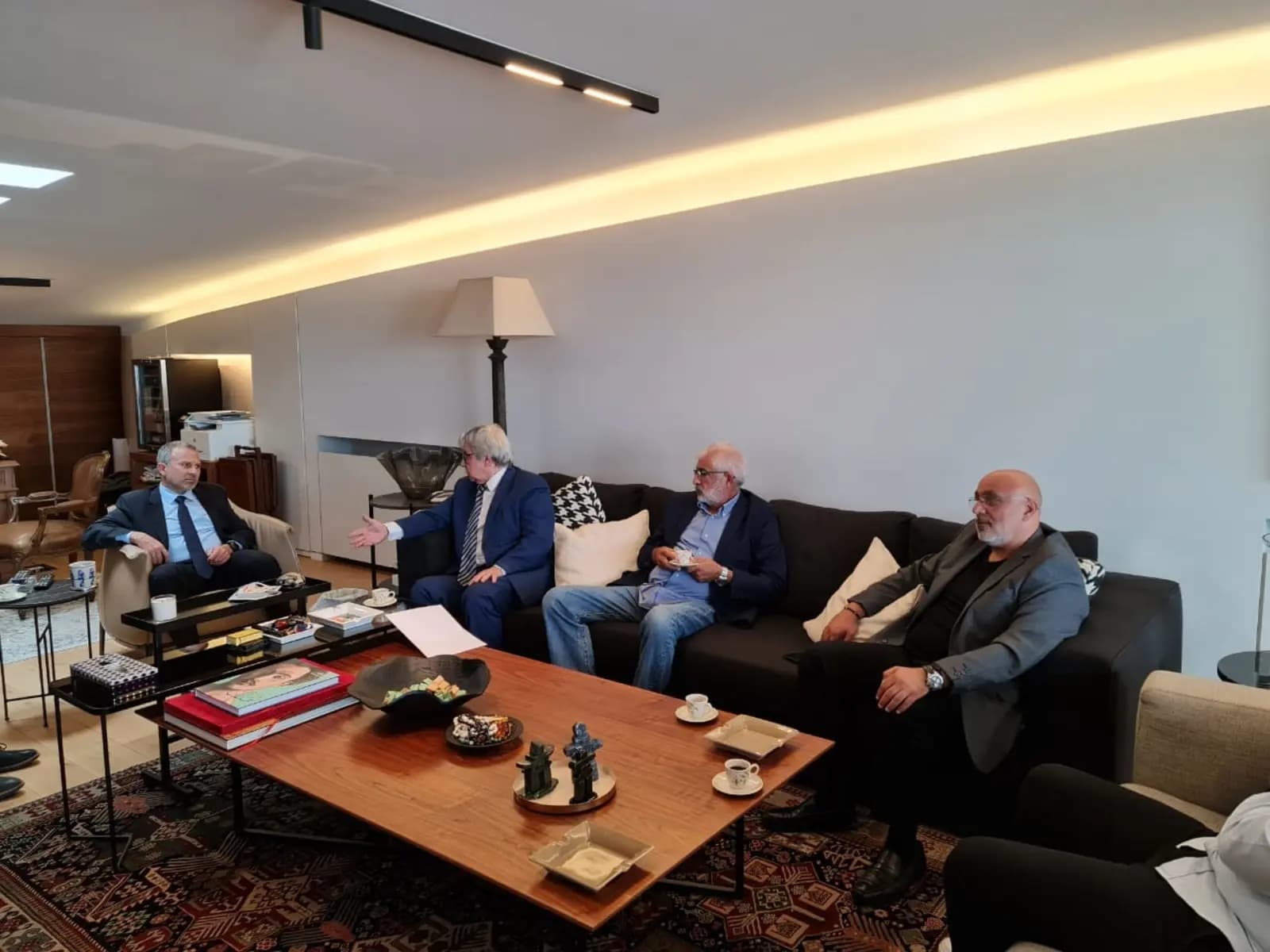 "لوقف الحرب".. باسيل يلتقي سفير أرمينيا