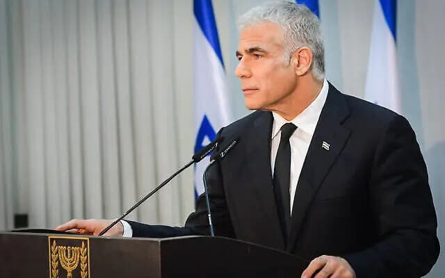لابيد: يجب قصف منشآت إيران النفطية