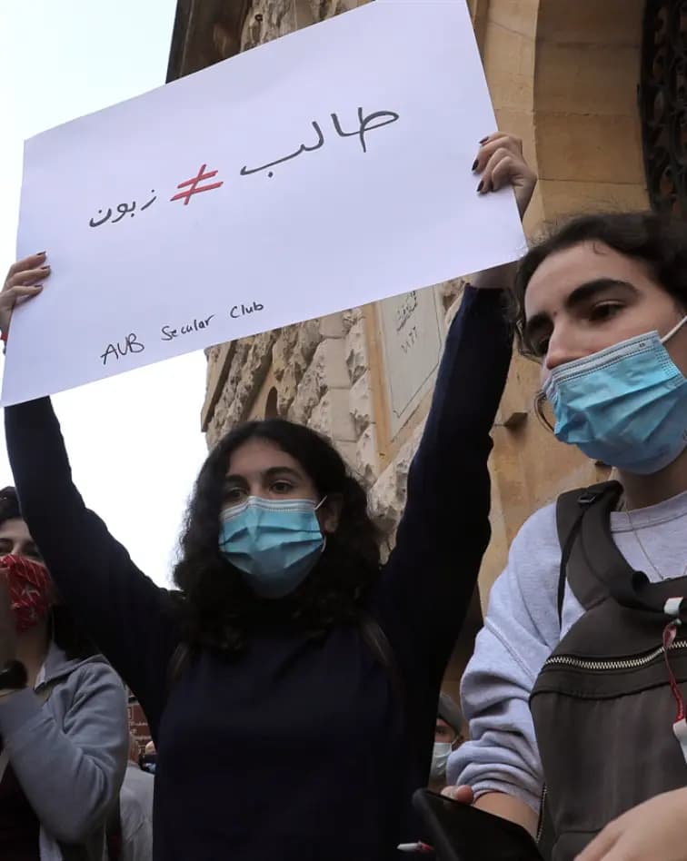 «الأميركية» تخسر ربع طلابها بعد دولرة الأقساط