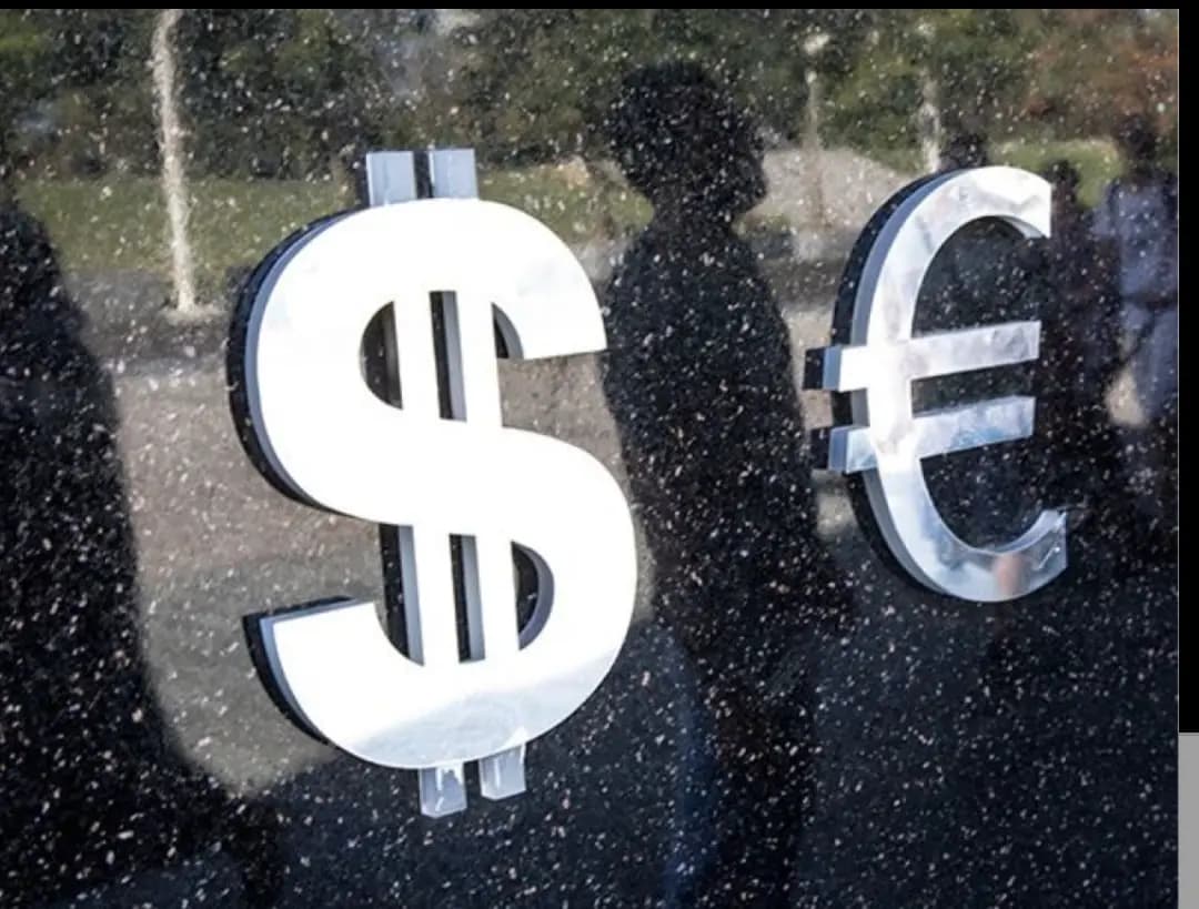 سعر اليورو ينخفض إلى ما دون الدولار الأميركي الواحد في سابقة منذ نهاية 2002