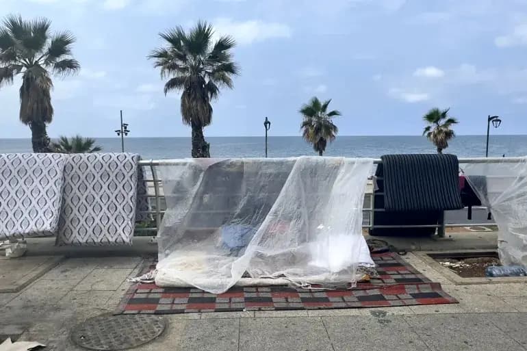 "أكثر من ٤٠٠".. نقل نازحين من الكورنيش البحري لبيروت إلى مركز إيواء