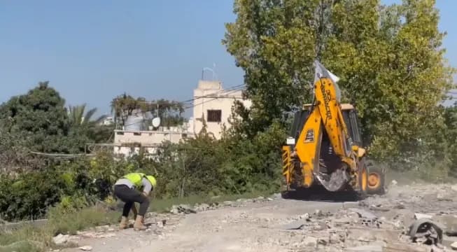 تحت القصف.. الدفاع المدني يواصل عمله
