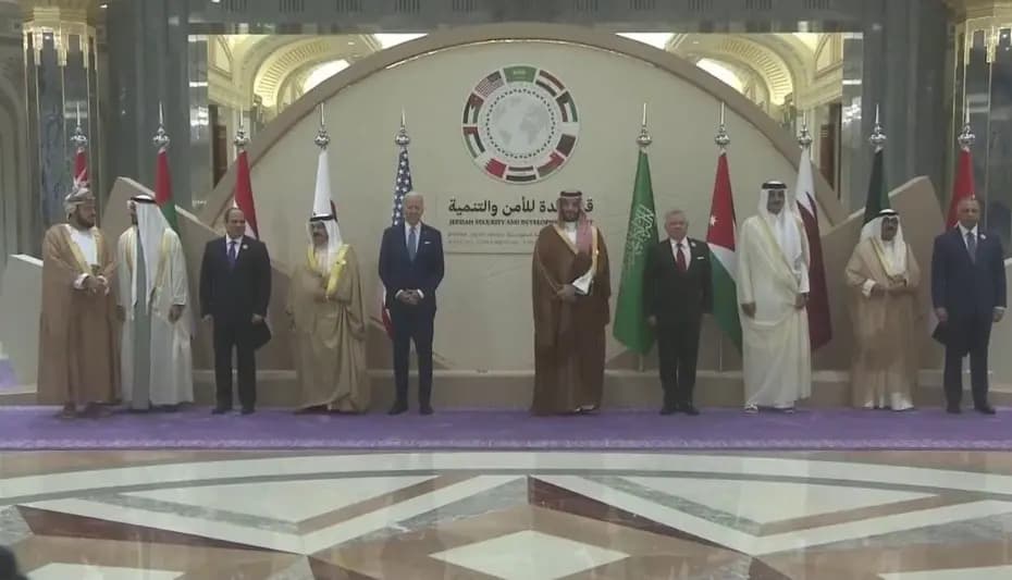 انطلاق "قمة جدة" بحضور الرئيس الأميركي إلى جانب قادة مجلس التعاون الخليجي وكل من مصر والعراق والأردن، وملفا الطاقة وأزمة الغذاء من بين أبرز الملفات المطروحة على قمة جدّة للأمن والتنمية