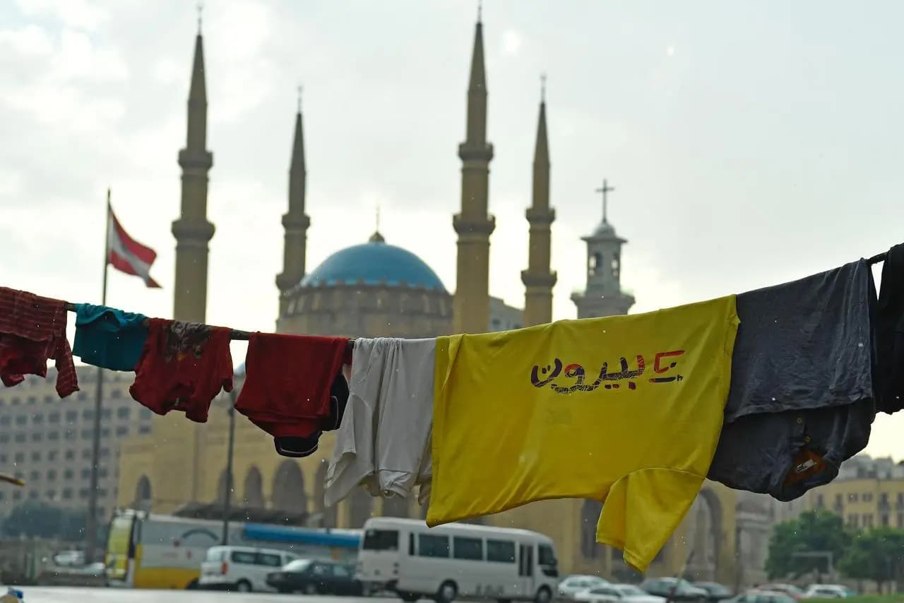 بالصور: "مع أول شتوة".. النازحون بين أطفال حفاة وكبار يفترشون الأرصفة