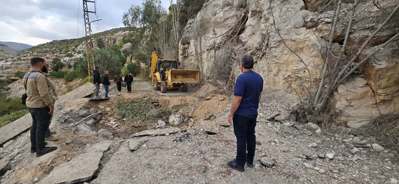 ورش وزارة الأشغال تعمل على إعادة فتح الطريق بين بلدات أكروم
