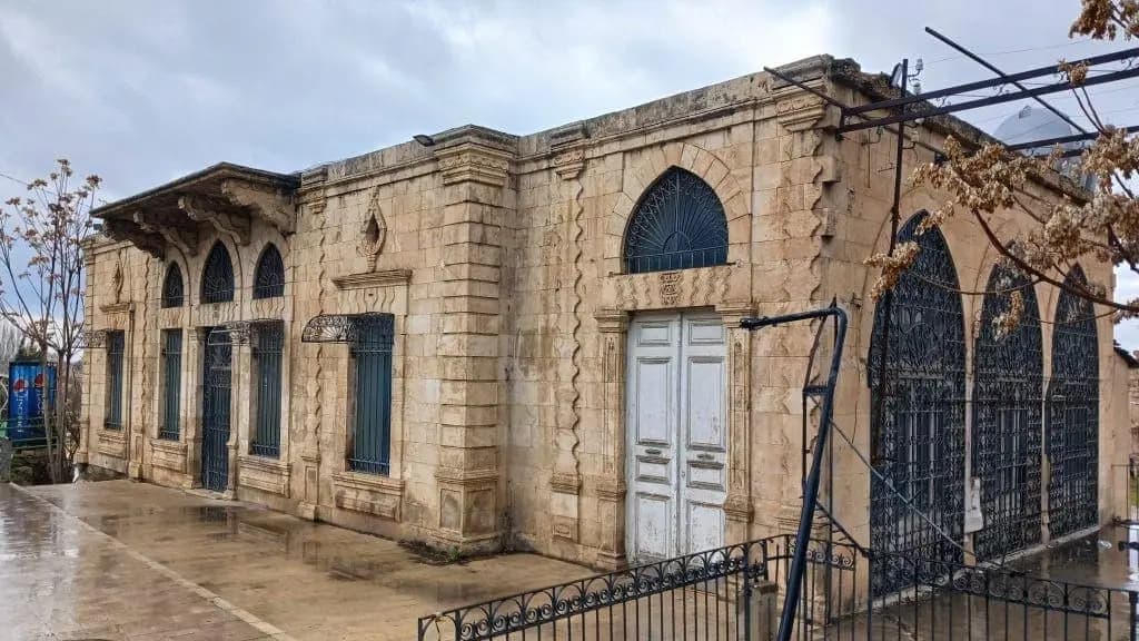 "عمره أكبر من عمر كيانهم".. العدو يستهدف مبنىً أثريًا في بعلبك