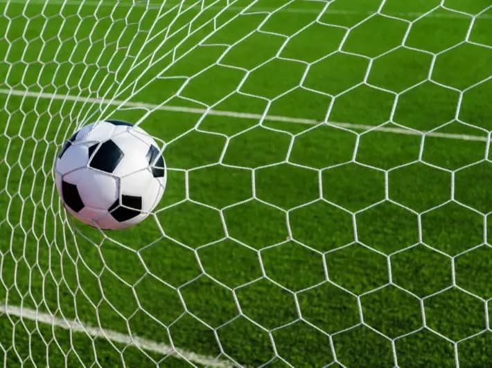 "لا ميسي ولا رونالدو".. من هو أغنى لاعب كرة القدم في العالم؟