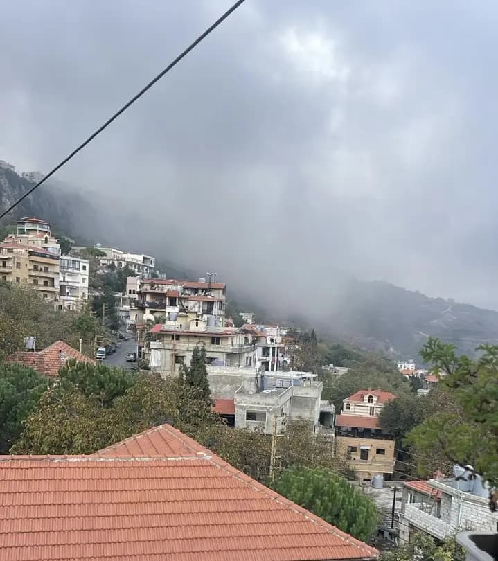 غارات العدو تستهدف الطريق الدولية في عاليه