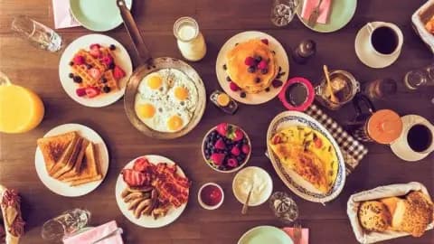 أطعمة ومشروبات لا تتناولها على معدة فارغة
