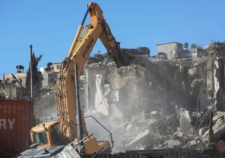 العدو يهدم المنازل في القدس.. وهذا هدفه