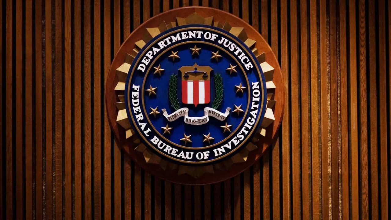:CNN FBI يقبض على من قام بتسريب وثائق استخباراتية أمريكية تتعلق بخطط الهجوم الإسرائيلية ضد إيران